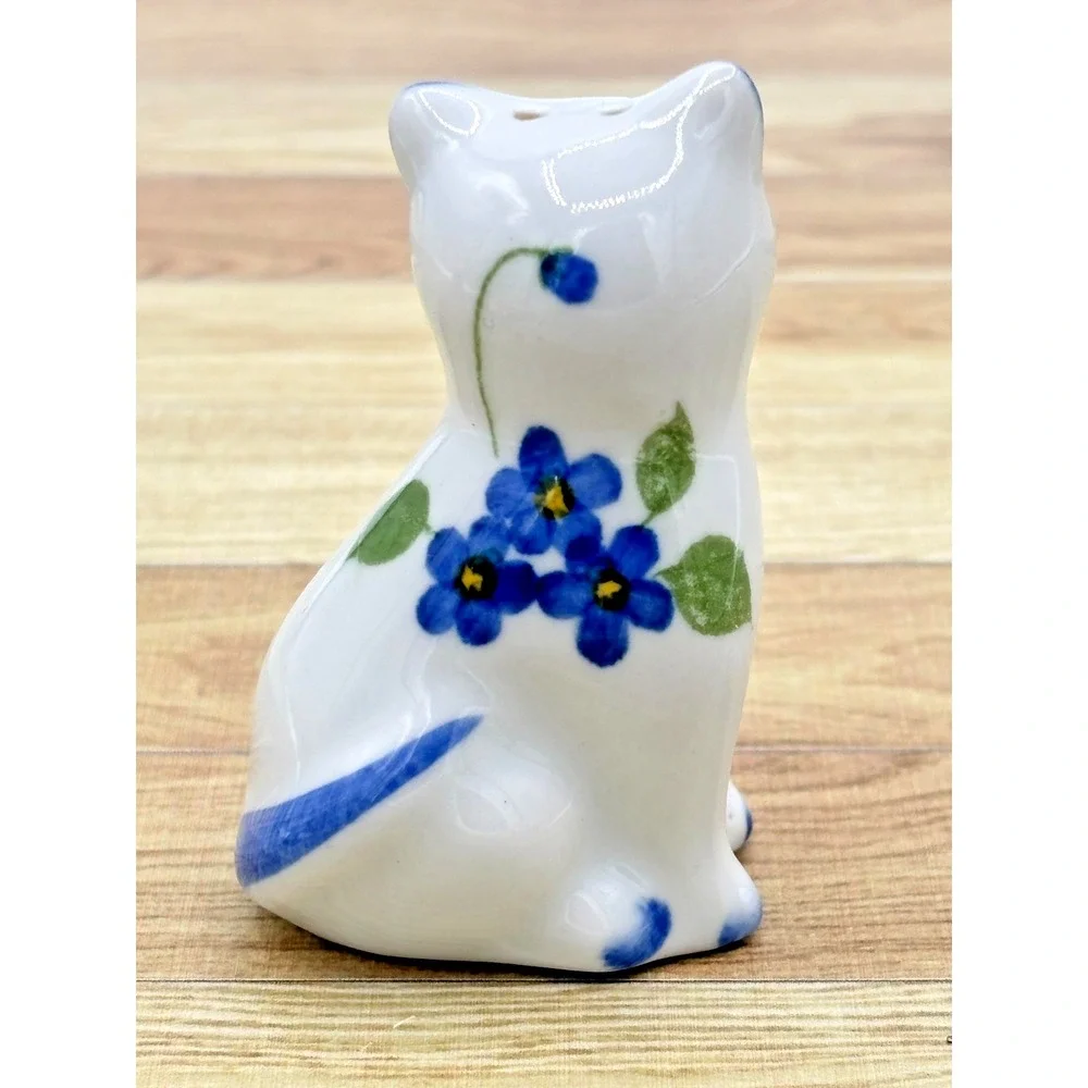 Andrea by Sadek Blue And White Cats Kitties Salt and Pepper Shakers and Tray Set
